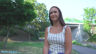 Public Agent - Mina Moreno pénzért lovagol a faszon