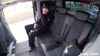 VIPSEXVAULT - Taxi sofőr többször is elélvez