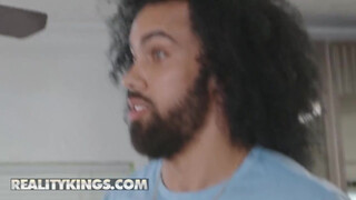 Reality Kings - extra pózokban bassza meg a csaját a srác