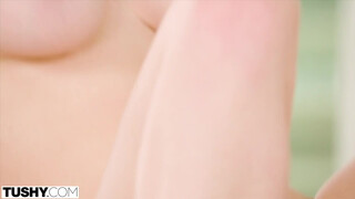 TUSHY - Scarlett Jones élvezi a nagy faszt