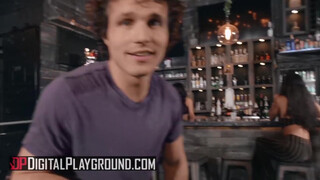 Digital Playground - Alissa Jayde megdugva a bárban