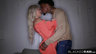 BLACKEDRAW - Kayley a nagy cicis szőke milf