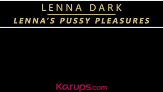 Lenna Dark egy nagy dildóval masztizik