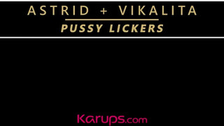 Astrid Herrara és Vikalita nyalják egymást