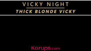 Vicky Night kényezteti a punciját