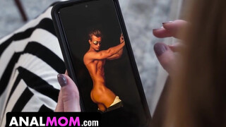 Anal Mom - Pajkos nagy mellű Milf lebukott maszturbálás közben