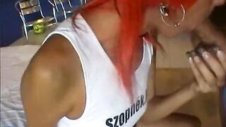 Piros hajú magyar hölgyemény cidázik