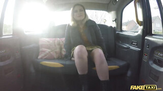 Fiatal tini hölgyemény a taxis seggét nyalja