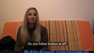 PublicAgent - Bella Karina a méretes keblű világos szőke