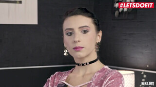 HerLimit - Nelly Kent hatalmas didkós román lány szereti popóba