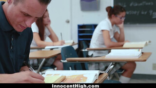 InnocentHigh - Izzy Bell a tanár előtt kefél