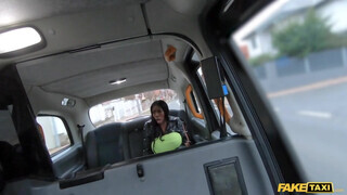 Fake Taxi - Ebony Mystique az óriás kannás barna milf